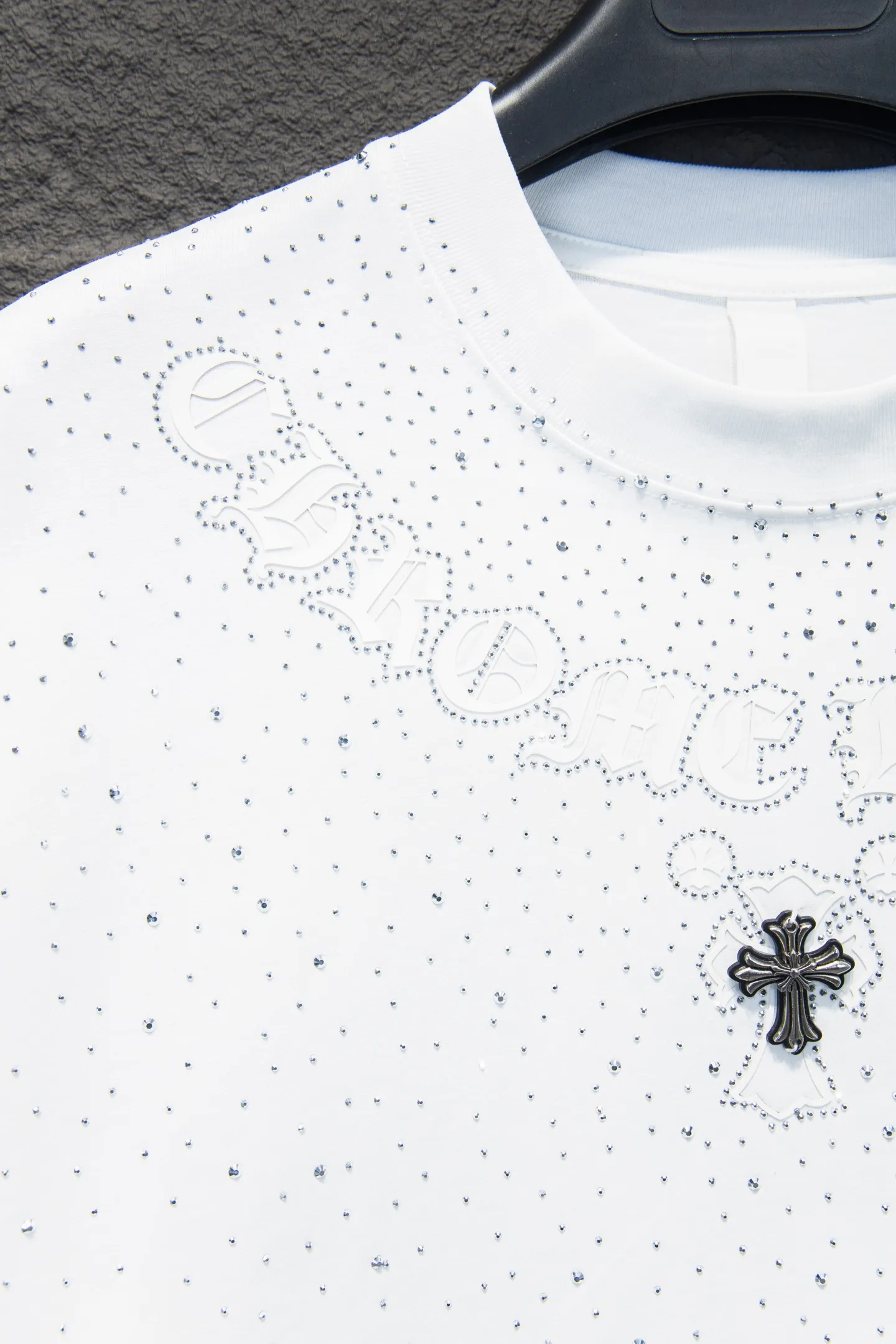 P190 🆕Chrome hearts 25ss os version is really charming and Chrome Hearts is really a must-have. Each season's new version is made to the extreme. It is very practical and can be worn casually. Nice✔️ - ⚠️100% cotton. It is made of 32-count double yarn, 260-gram weight fabric and imported knitted needle carded cotton. It has moderate thickness, drape and contour, and the upper body is comfortable! ! It is very tolerant to fat body types and can instantly lose five pounds after wearing it!  Specially ordered many Austrian hot diamonds, which have the bling bling effect of natural crystals under the light, with multi-faceted reflective points, and the production cost is extremely high. The laser molding includes a computer engraving machine and a laser machine, which are accurate in units of particles. Finally, it is hot and set at high temperature. After the hot ironing, the firmness needs to be tested repeatedly on the hot stamping. It can show colorful reflections under the light. The collar webbing extends to the shoulder for reinforcement, and the stitching at the connection point. The hem and cuffs are all made of 0.2mm stitch double-thread stitching. They are carefully produced at a high cost. The attitude of making goods with a magnifying glass restores the quality and effect of the product. The full set of customized accessories only presents every detail to the customer. Printing with film printing, 50,000 positioning, which is very time-consuming. The addition of handmade elements to the body greatly increases the interest of the clothing; unique visual effects. After special treatment, a unique effect is formed. An irregular hem is added to the version. This year's Kroxin is the main version. In the past two years, the oversize version has become the focus of the trend and has been a popular staple in the past two years. The change of designers has made this brand an instant hit. The progressive fashion of the times also needs the blood impact of fresh elements and trendy designs in order to continue its glory! It’s stylish both inside and outside, a must-have for high street travel! An absolute "eye-catching style" that can match couples 💏 Color: Black White Size: S M L XL
